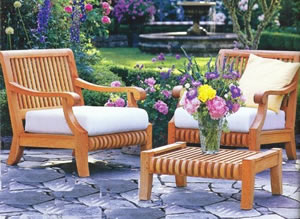 Teak lounge chairs with table